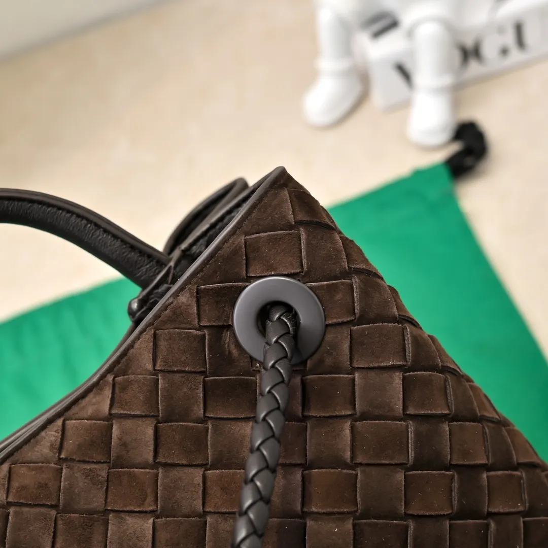 The 2024 new Andiamo batch 1920 BV has been shipped‼ ️Really popular🔥The new Andiamo woven handbag launched by Bottega Veneta this season is really popular all over the world! ! Celebrities at home and abroad have worn it, and Oscar-winning actress Michelle Yeoh has taken it out on the street. Song Jia, Trai Yara, Yu Feihong, Sanji Ayaka, Rosie Hunting-Whiteley, Yoshioka Riho, etc. have all picked up this bag. It is classic and versatile, showing off its temperament, and the bag capacity is also large, which is very convenient for daily commuting! ! A variety of carrying methods, the shoulder straps can be adjusted by yourself, the original lambskin feels soft and delicate, and the neutral style is created to break gender boundaries and bring a more practical and longer-lasting use experience. Andiamo, which has both elegant and casual styles, perfectly interprets the true appearance of "fashionable old money style". Style number: 7463 (suede) Size: 25*22*10.5cm